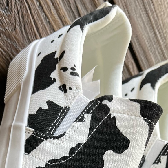 NWT BLACK & WHITE CANVAS COW PRINT SLIP ON SNEAKERS SIZE 7 - Picture 15 of 16